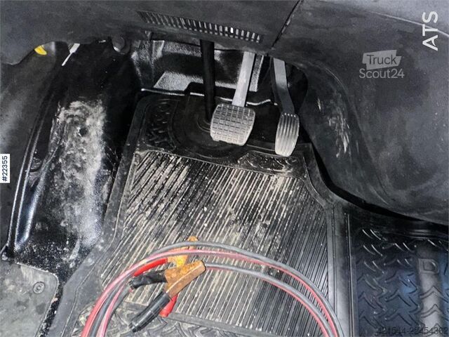 Valise Iveco Daily box truck w/ lift and 2 sets of tires – Will
