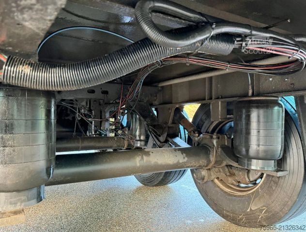 Semirremolque frigorífico SCHMITZ CARGOBULL SKO24 THERMO KING SLX300 WITH 5400 ENGINE HOURS