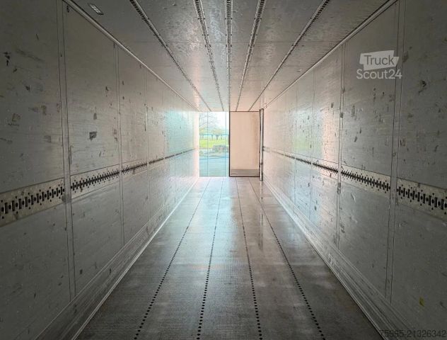 Semirremolque frigorífico SCHMITZ CARGOBULL SKO24 THERMO KING SLX300 WITH 5400 ENGINE HOURS