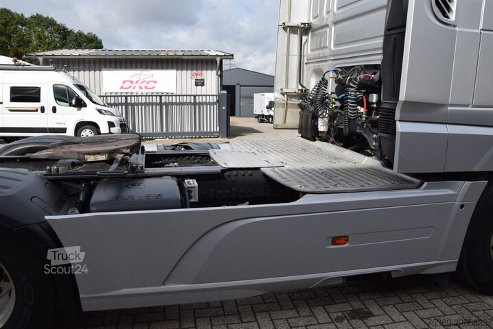 Standardni vlačilec Daf XF 530 Flachdach Retarder Leder ACC TV Navi