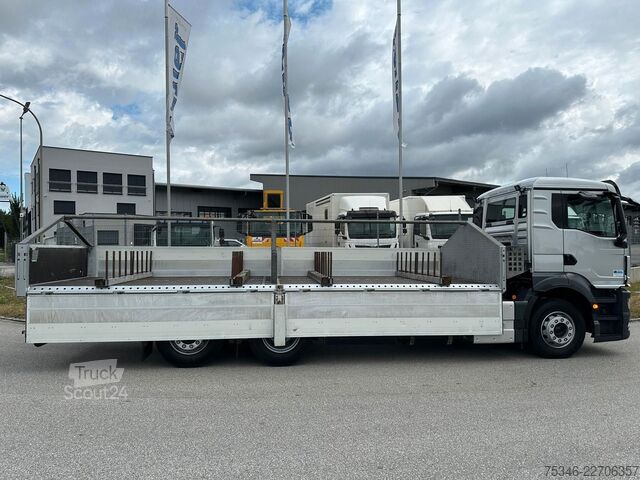 Ladbil med lad MAN TGS 26.360 LL/Pritsche 7,10 m/Lenkachse/ 108 tkm