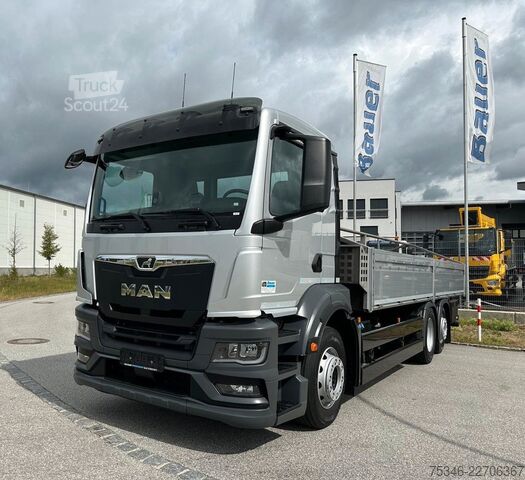 Samochód ciężarowy z plandeką typu platforma MAN TGS 26.360 LL/Pritsche 7,10 m/Lenkachse/ 108 tkm