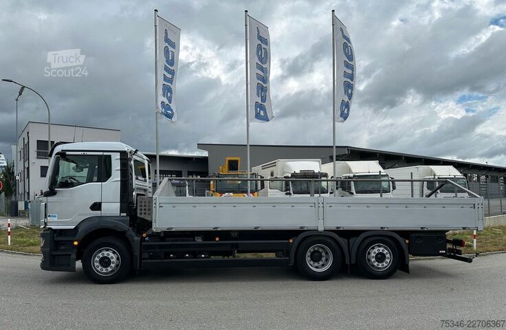 Samochód ciężarowy z plandeką typu platforma MAN TGS 26.360 LL/Pritsche 7,10 m/Lenkachse/ 108 tkm