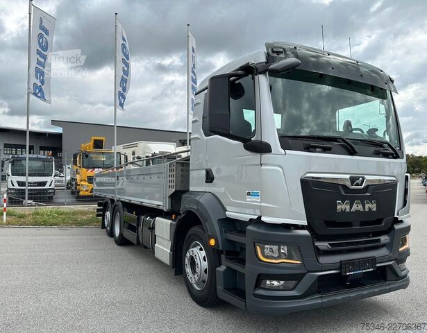 Samochód ciężarowy z plandeką typu platforma MAN TGS 26.360 LL/Pritsche 7,10 m/Lenkachse/ 108 tkm
