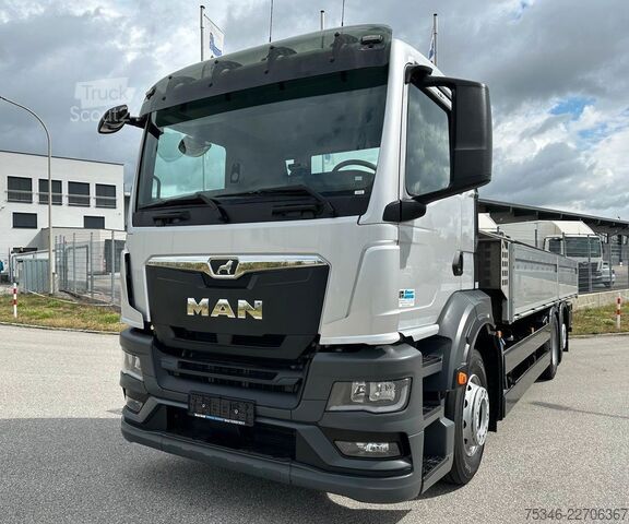 Samochód ciężarowy z plandeką typu platforma MAN TGS 26.360 LL/Pritsche 7,10 m/Lenkachse/ 108 tkm