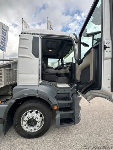 Samochód ciężarowy z plandeką typu platforma MAN TGS 26.360 LL/Pritsche 7,10 m/Lenkachse/ 108 tkm
