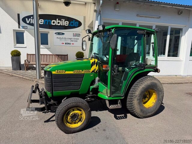 Traktor John Deere 4200 mit 2700 Std.Laub Schnee Salz Rasen Zubehör