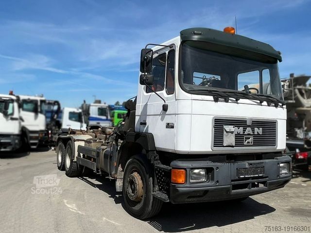 Camion benne à bras amovible MAN F2000 27.342 6x4 Abrollkipper mit Kran