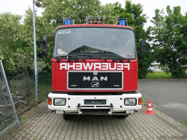 Camion avec caisse MAN M07 12.222