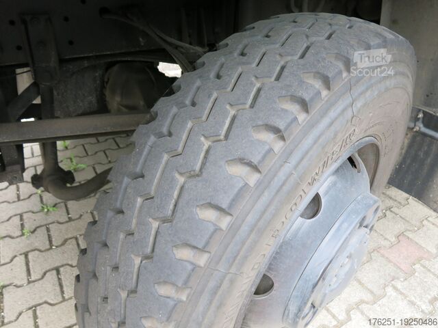 Camion avec caisse MAN M07 12.222