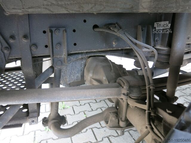 Camion avec caisse MAN M07 12.222