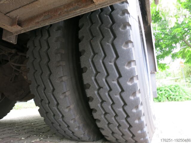 Camion avec caisse MAN M07 12.222