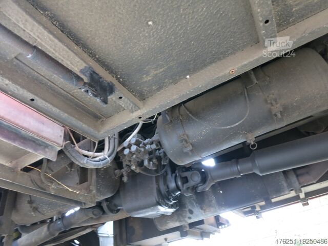 Camion avec caisse MAN M07 12.222