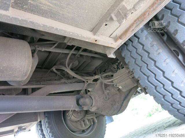 Camion avec caisse MAN M07 12.222