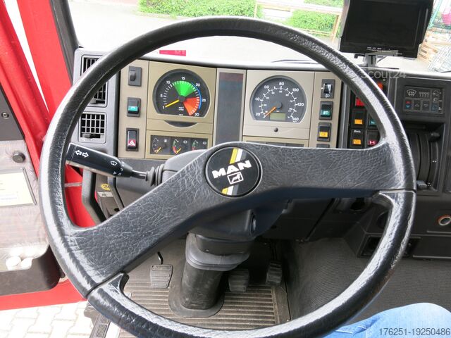 Camion avec caisse MAN M07 12.222