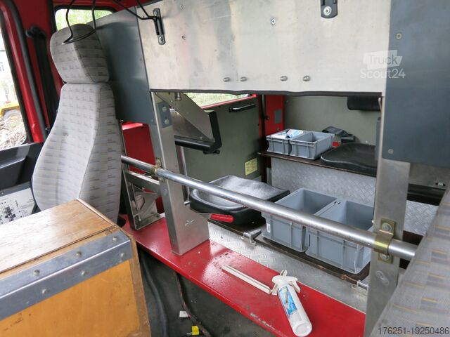Camion avec caisse MAN M07 12.222