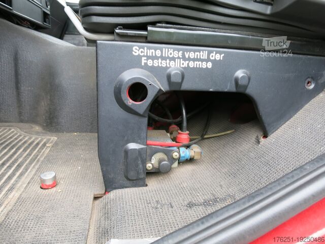 Camion avec caisse MAN M07 12.222