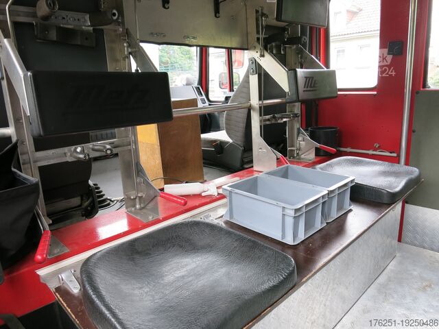 Camion avec caisse MAN M07 12.222