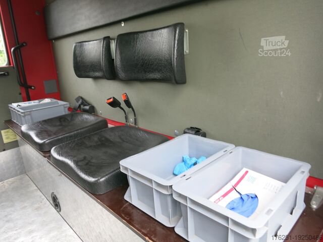 Camion avec caisse MAN M07 12.222