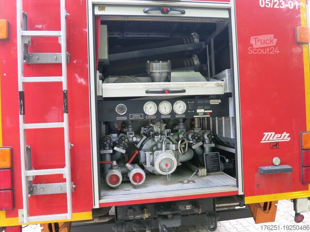 Camion avec caisse MAN M07 12.222