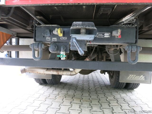 Camion avec caisse MAN M07 12.222