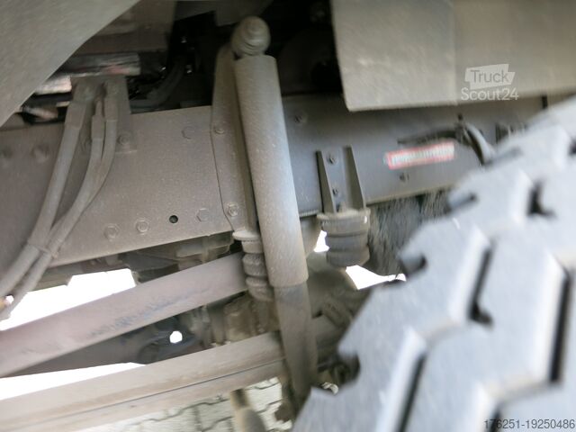 Camion avec caisse MAN M07 12.222