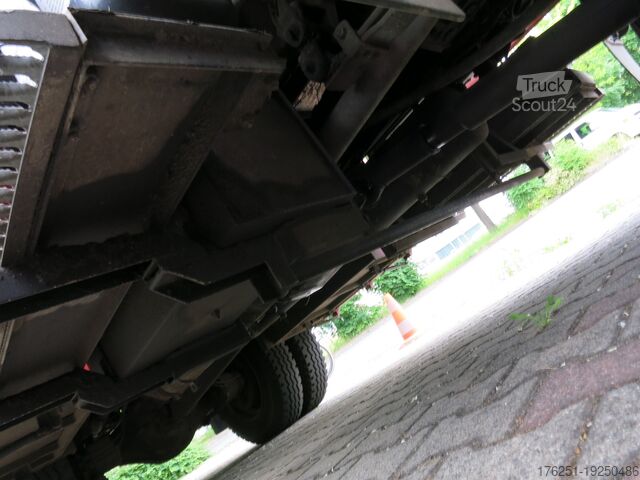 Camion avec caisse MAN M07 12.222
