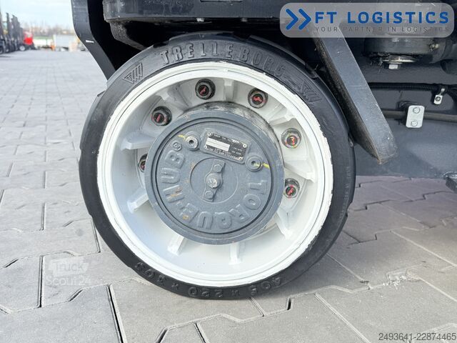 Stivuitor cu patru direcții Combilift C3000ET TRIPLEX 5940 WIDE FORK POSITIONE