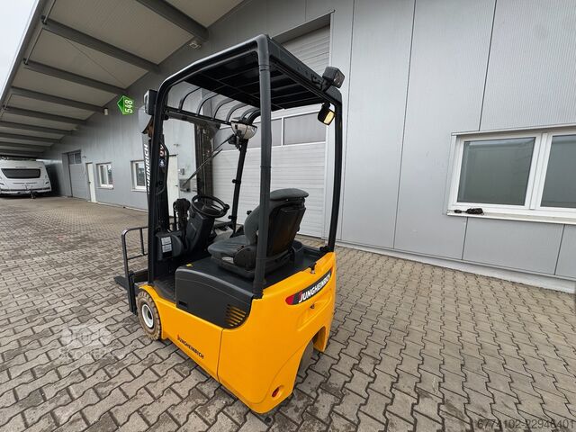 Elektros triratė Jungheinrich EFG113 + Ladegerät 3698 (ist hinter 3699) --EK
