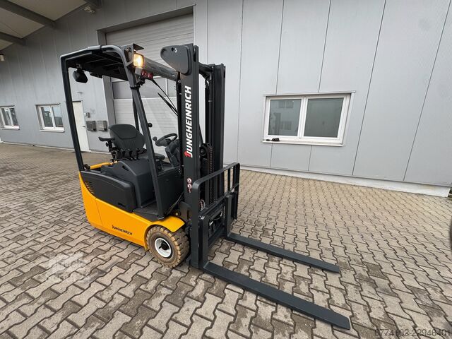 Elektros triratė Jungheinrich EFG113 + Ladegerät 3698 (ist hinter 3699) --EK