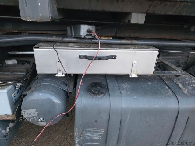 Tovornjak s kavljem za kontejnerje VOLVO FE 320 6x2/4 Abroller mit Cont. + Kran HMF 1820