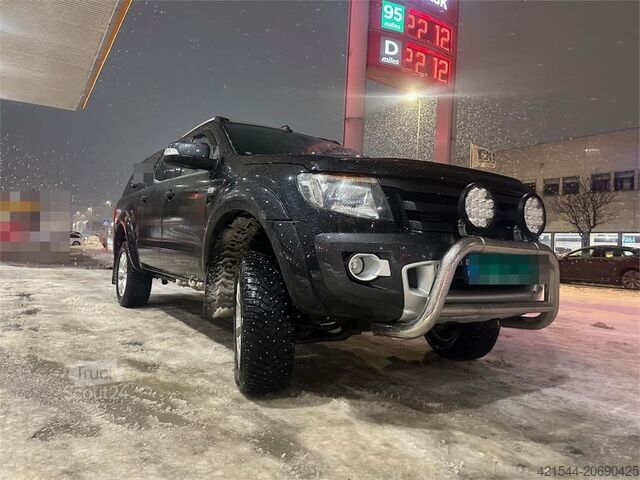 Stationvogn med højt tag Ford Ranger with two sets of tires and defective four-w