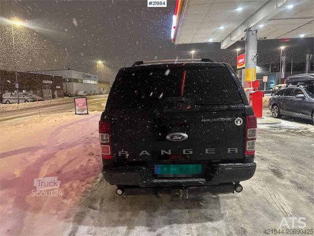 Stationvogn med højt tag Ford Ranger with two sets of tires and defective four-w