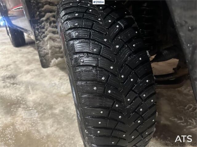 Stationvogn med højt tag Ford Ranger with two sets of tires and defective four-w