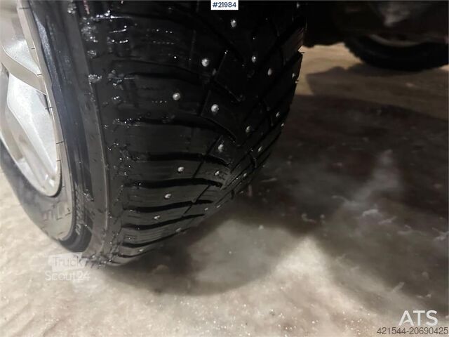 Stationvogn med højt tag Ford Ranger with two sets of tires and defective four-w