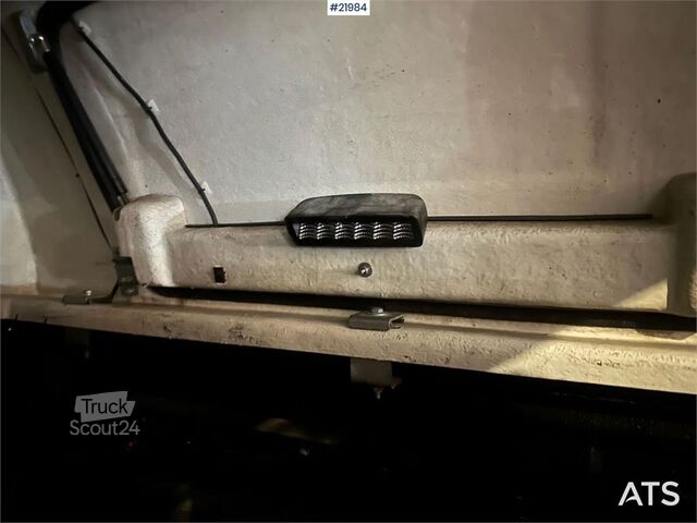 Stationvogn med højt tag Ford Ranger with two sets of tires and defective four-w