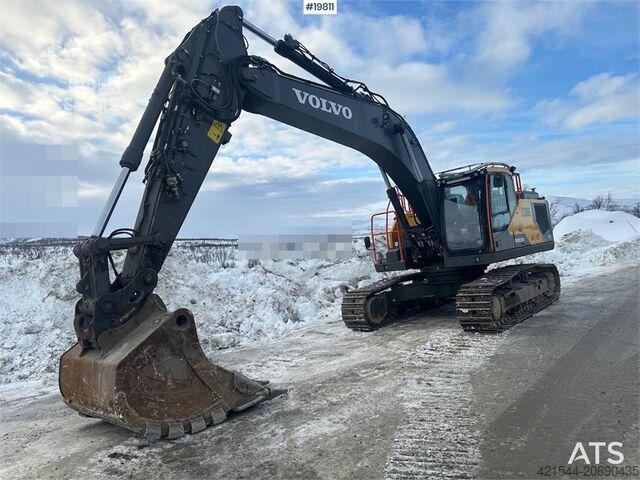 Crawler excavator Volvo EC300EL crawler excavator w/ rototilt, cleaning an
