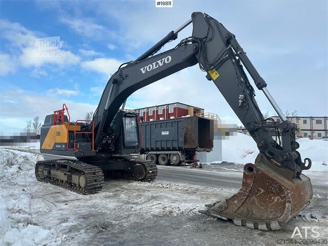Crawler excavator Volvo EC300EL crawler excavator w/ rototilt, cleaning an