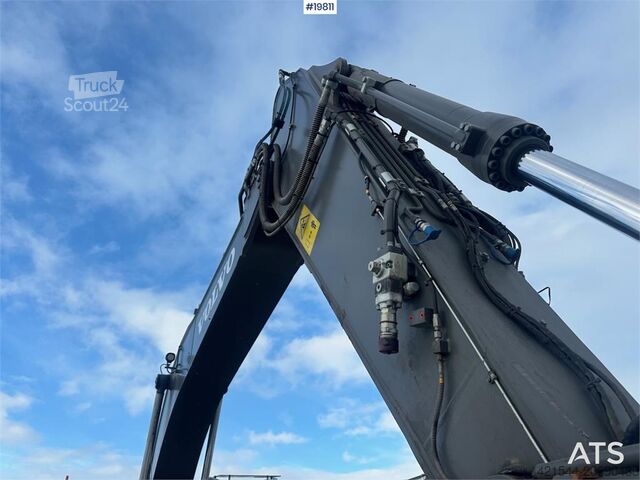 Crawler excavator Volvo EC300EL crawler excavator w/ rototilt, cleaning an