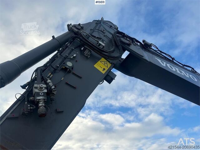 Crawler excavator Volvo EC300EL crawler excavator w/ rototilt, cleaning an