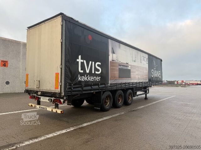 Skjutbara presenningar Schmitz Curtainsider / Planenauflieger / Gardin