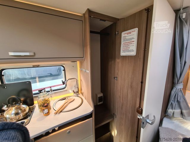 Ημιενσωματωμένο αυτοκινούμενο τροχόσπιτο CARADO T 135 *pro+ Paket*Fahrradträger*