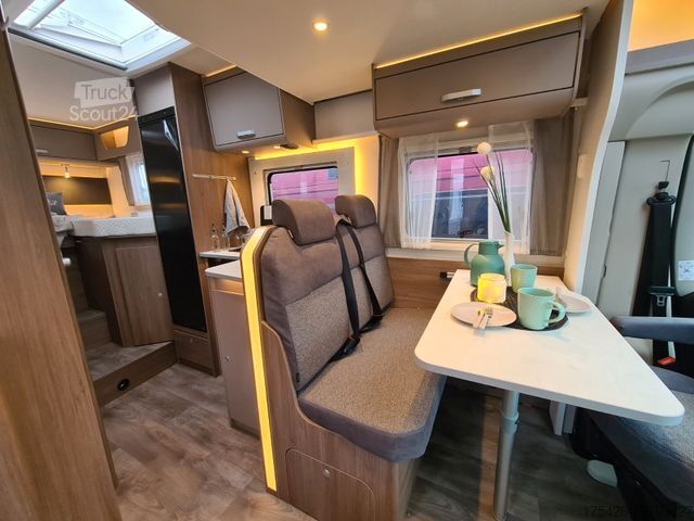 Ημιενσωματωμένο αυτοκινούμενο τροχόσπιτο CARADO T 328 *Für 5 Personen*pro + Paket*TV-Paket*