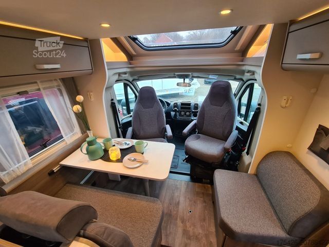 Ημιενσωματωμένο αυτοκινούμενο τροχόσπιτο CARADO T 328 *Für 5 Personen*pro + Paket*TV-Paket*