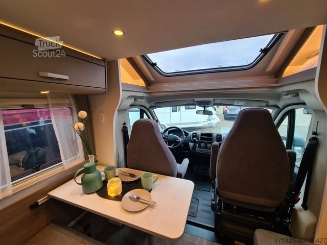 Ημιενσωματωμένο αυτοκινούμενο τροχόσπιτο CARADO T 328 *Für 5 Personen*pro + Paket*TV-Paket*