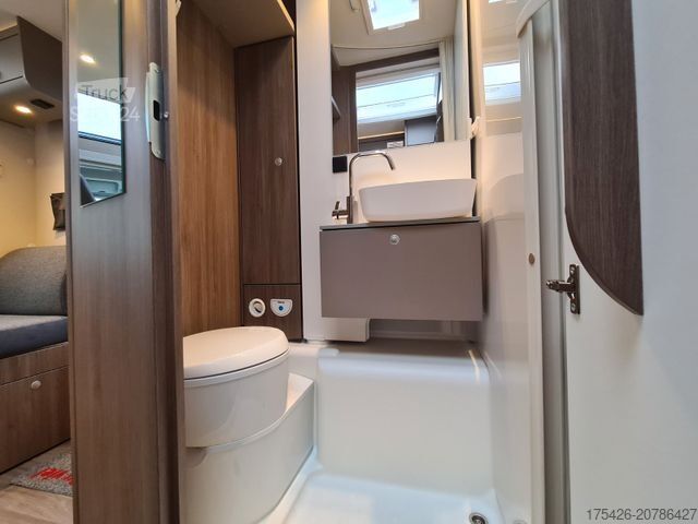 Ημιενσωματωμένο αυτοκινούμενο τροχόσπιτο CARADO T 328 *Für 5 Personen*pro + Paket*TV-Paket*