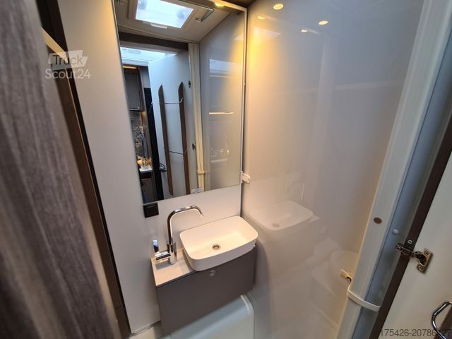 Ημιενσωματωμένο αυτοκινούμενο τροχόσπιτο CARADO T 328 *Für 5 Personen*pro + Paket*TV-Paket*