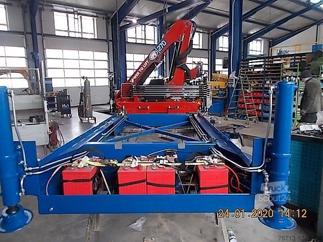 Other Dollco Tieflader mit HMF Kran