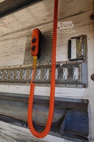 Camion jumbo DAF LF 210 / KONTENER - 7 M / SOLÓWKA / WINDA DHOLLA