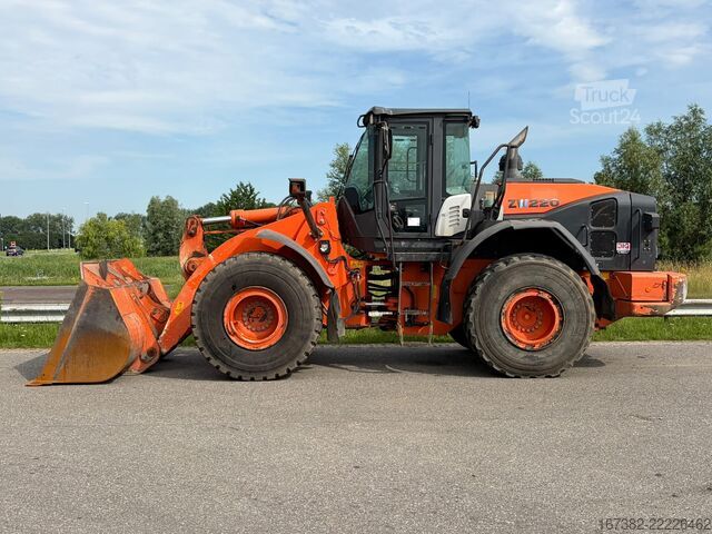 Radlader Hitachi ZW220-5B